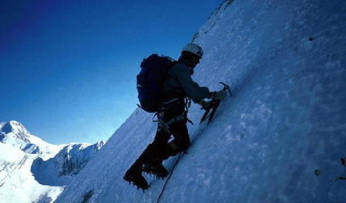 Alpinista muore colpito da una scarica di sassi