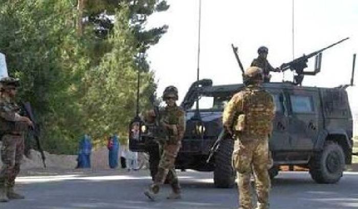 00BB90-NEWS_93566 Afghanistan: ragazza lancia un ordigno contro un Lince