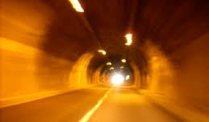 00BBE6-NEWS_93766 Una serie di camion in fiamme: mistero in una galleria vicino Catania