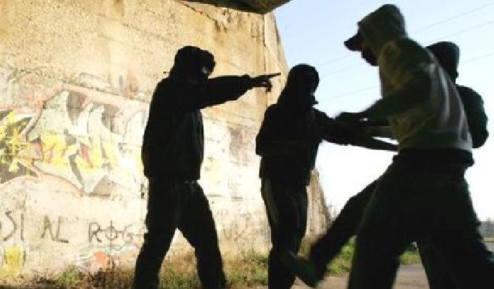 Picchiano e investono due extracomunitari: sei gli arresti