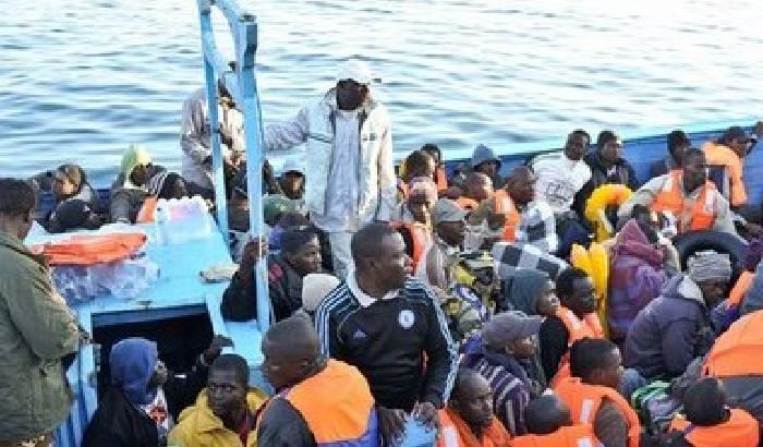 00BD3C-NEWS_94487 Sbarco di siriani a Siracusa: un anziano riabbraccia suo nipote