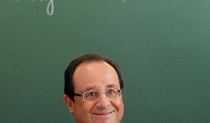 La foto censurata di Hollande: Twitter si scatena
