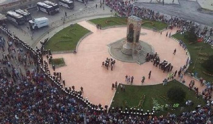 Si riaccende la protesta a Gezi Park: gli studenti scendono in piazza