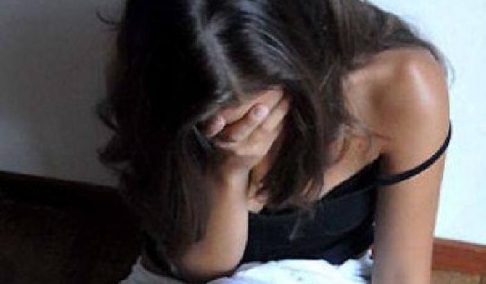 Costretta ad abusi sessuali: denunciato un 23enne