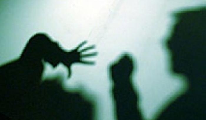 00BF1C-NEWS_95659 Invita la ex a cena e poi la picchia in piazza: arrestato