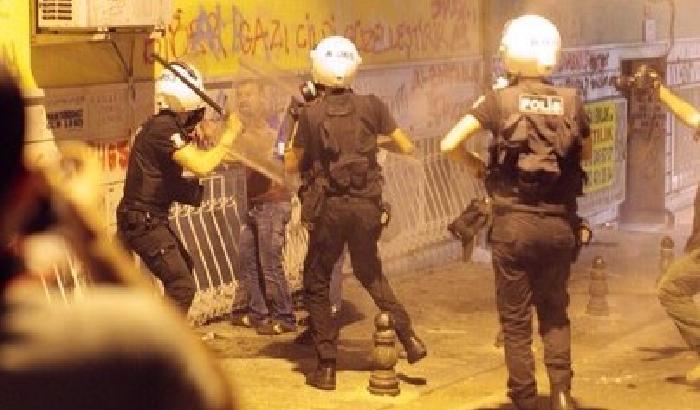 00BF89-NEWS_95967 Istanbul non si arrende: botte e lacrimogeni sui manifestanti