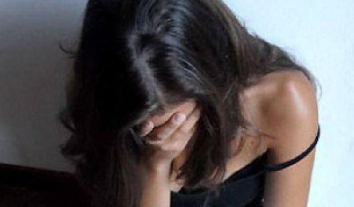 Droga e stupra una 18enne nel bagno di un locale: arrestato a Bologna