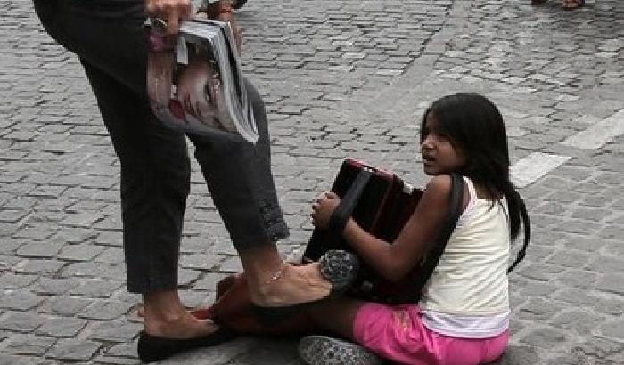 Grecia: donna prende a calci bimba rom