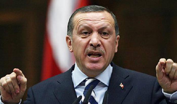 Erdogan democratizza la Turchia: sì al velo negli uffici pubblici
