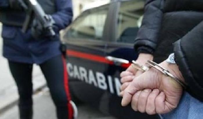 Sfodera bomba a mano in ospedale, bloccato da carabinieri