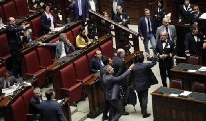 00C339-NEWS_98167 Siete dei ladri: i grillini fanno scoppiare la rissa in Aula