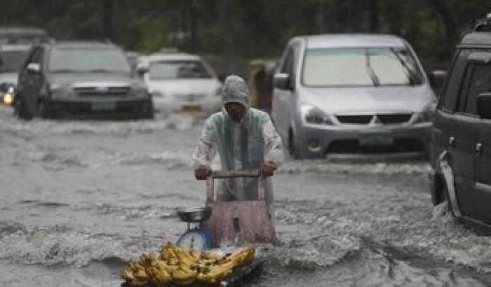 Tifone nelle Filippine: due milioni al buio. Le vittime sono almeno 12