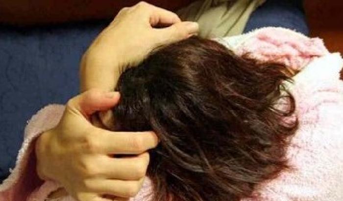 Picchia e insulta la moglie davanti ai figli: arrestato