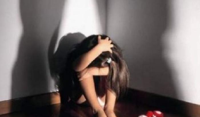 Madre vende la verginità di 12 figlie adolescenti