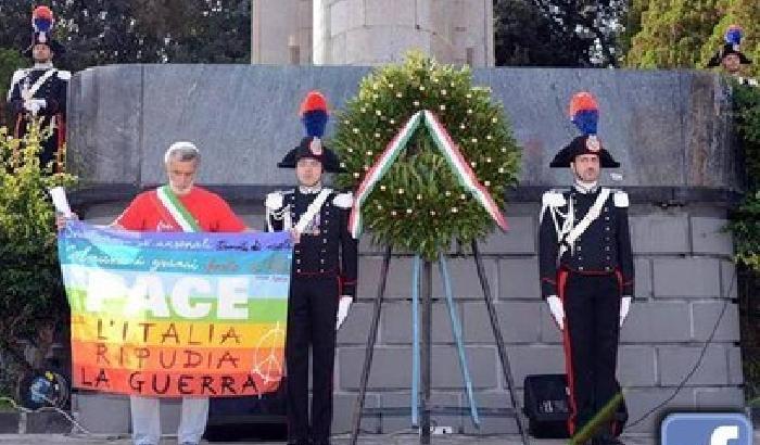 Messina, il sindaco sventola la bandiera della pace