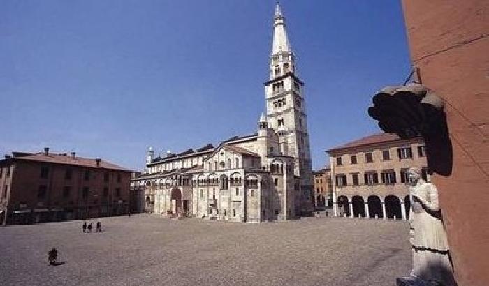 00C729-NEWS_100504 Tenta di darsi fuoco davanti al Tribunale di Modena: fermato in tempo