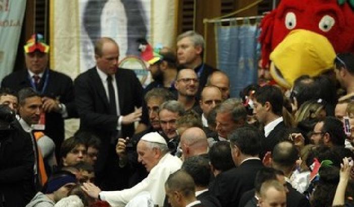 Papa Francesco prega per malati e poveri: siano il centro della società