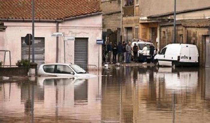 L'alluvione sarda e i fantocci impiccati