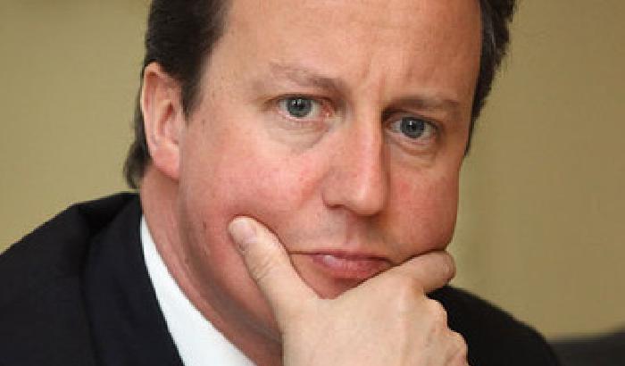 00C949-NEWS_101631 Nuova gaffe di Cameron: su Twitter segue un'agenzia di escort