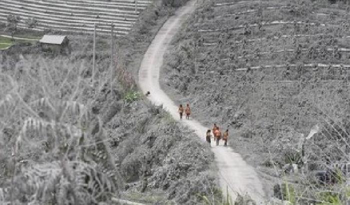 Indonesia, nuove esplosioni del vulcano Sinabung: 12mila sfollati
