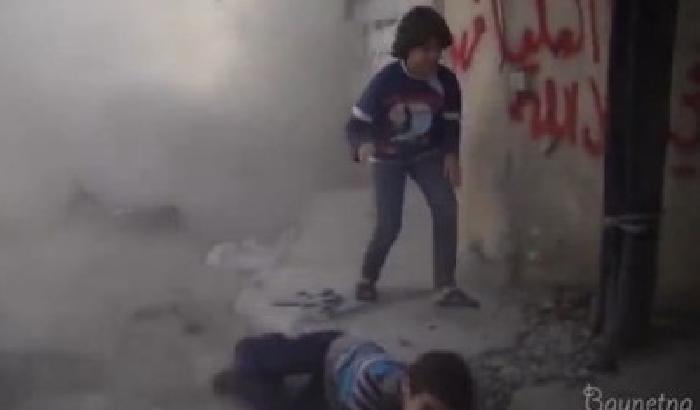 00CA29-NEWS_102102 Una bomba esplode accanto ai bambini: drammatico video da Damasco