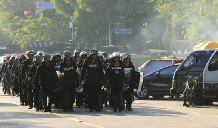 00CAD3-NEWS_102495 Notte di scontri a Bangkok: manifestanti nella sede dell'esercito