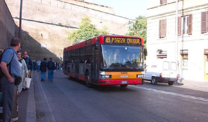 00CB8C-NEWS_102896 Litiga al cellulare: autista caccia i passeggeri dal bus