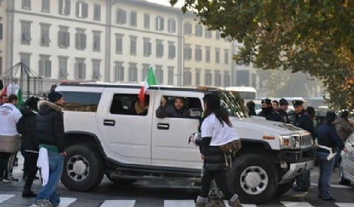 Bella Ciao sfida i Forconi con le mani a paletta