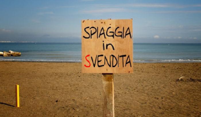 Spiagge, Verdi contro M5s: regalati 100 milioni alla lobby dei balneari