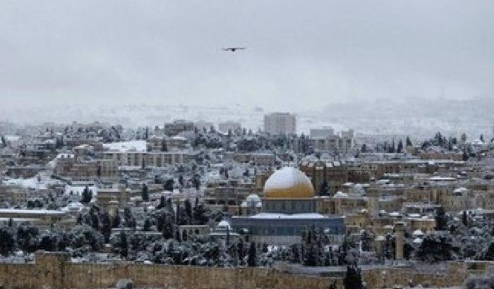 00CC83-NEWS_103452 Gerusalemme si sveglia con una coperta di neve