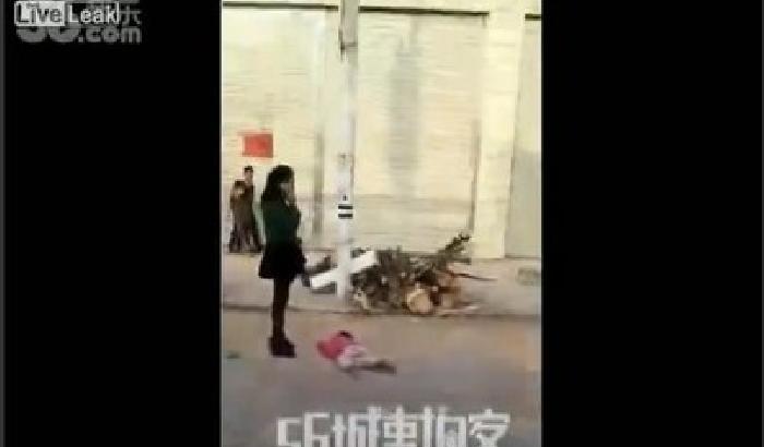 00CC84-NEWS_103453 Cina: maltratta la figlia in strada, arriva la polizia