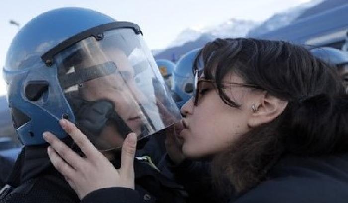 00CC91-NEWS_103479 Baciò un poliziotto per protesta: No Tav denunciata per violenza sessuale