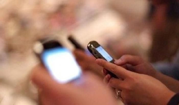 Gira un porno a 16 anni e lo invia alla cuginetta: lo vede tutta la scuola