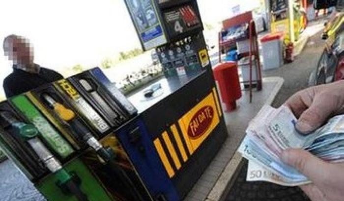 Carburanti, Codacons denuncia: aumenti abnormi a Natale