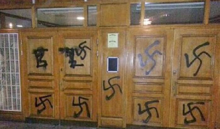La moschea di Stoccolma imbrattata con le svastiche