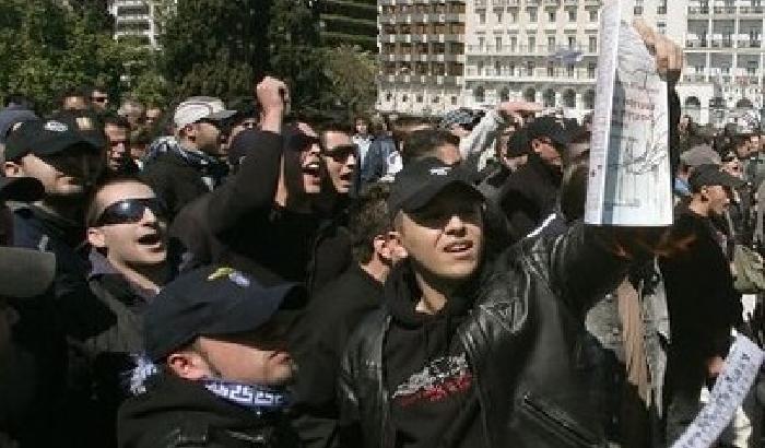 00D0CF-NEWS_105945 Alba Dorata faceva campi paramilitari