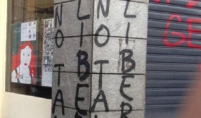 «Vi distruggeremo»: scritte No Tav sui muri del Pd torinese