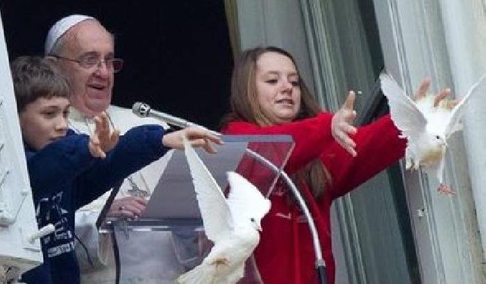 Il Papa libera le colombe della pace e prega per l'Ucraina