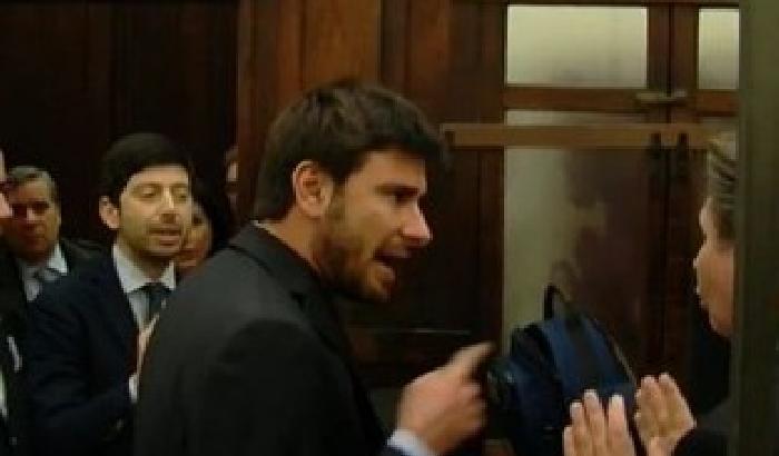 Di Battista (M5s) - Speranza (Pd) vicini alle mani in Parlamento