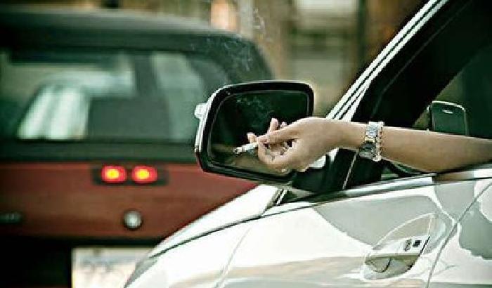 00D4BC-NEWS_108062 Gb: sigaretta vietata per chi guida in compagnia di minori