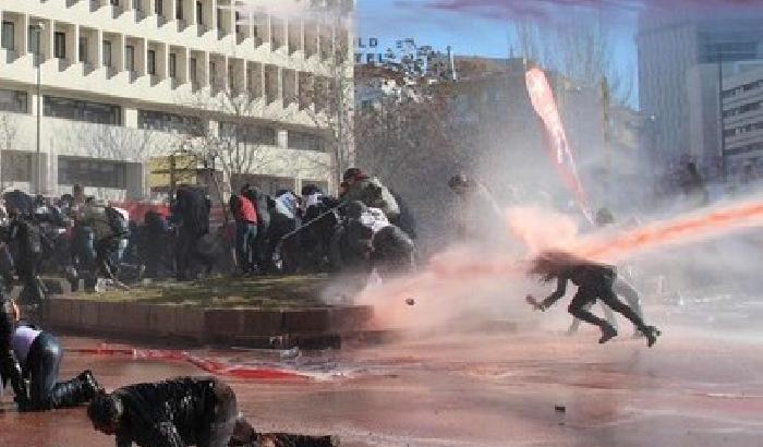 00D543-NEWS_108330 Ankara: così la polizia di Erdogan tratta i giornalisti