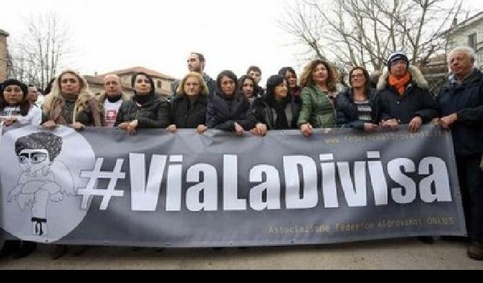 Cinquemila voci per Aldro: «Via la divisa!»