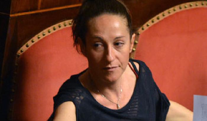 Taverna (M5s): Renzi è come il Cav, ma supera il maestro