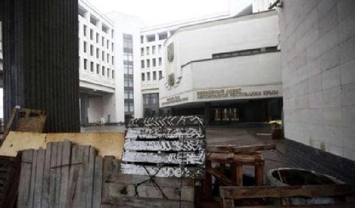 Crimea: blitz in Parlamento e barricate filorusse