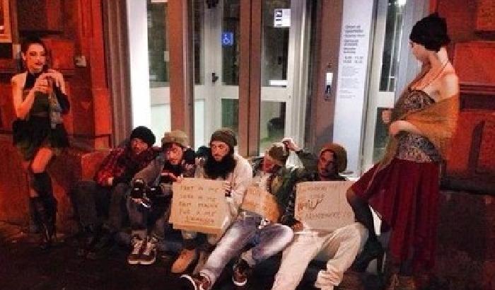 Carnevale, i giovani si mascherano da clochard. È protesta