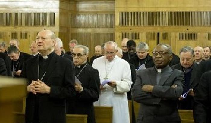 Al via gli esercizi spirituali del Papa (seduto tra gli altri)