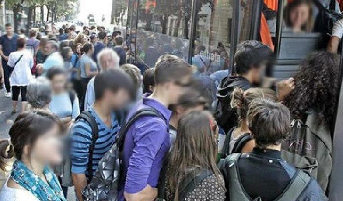 00D946-NEWS_110711 Trasporti inefficienti: le famiglie affittano un bus per gli studenti