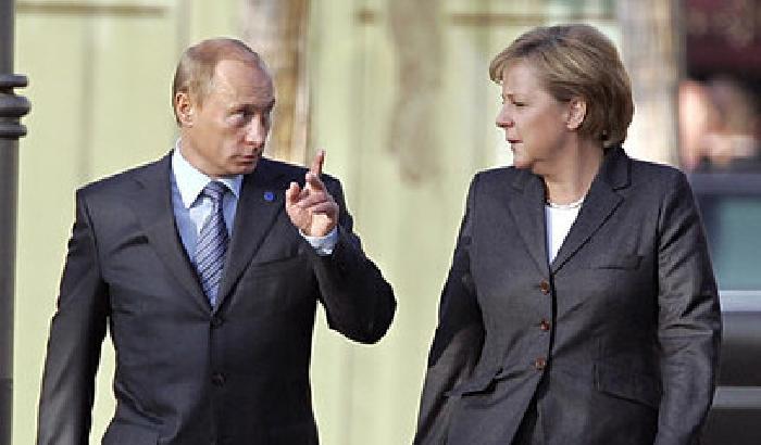 00D9B2-NEWS_110945 Putin telefona a Merkel: preoccupati per le azioni antirusse nel sud