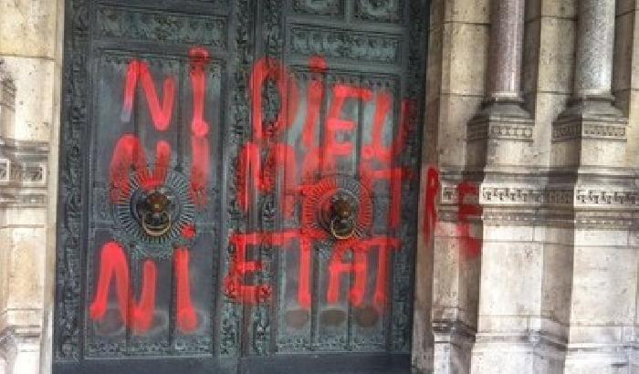 Vandali a Parigi: scritte atee sulla basilica del Sacro Cuore
