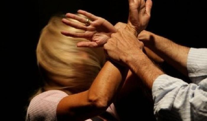 00DAE0-NEWS_111609 Colpisce la moglie col tablet per gelosia: arrestato